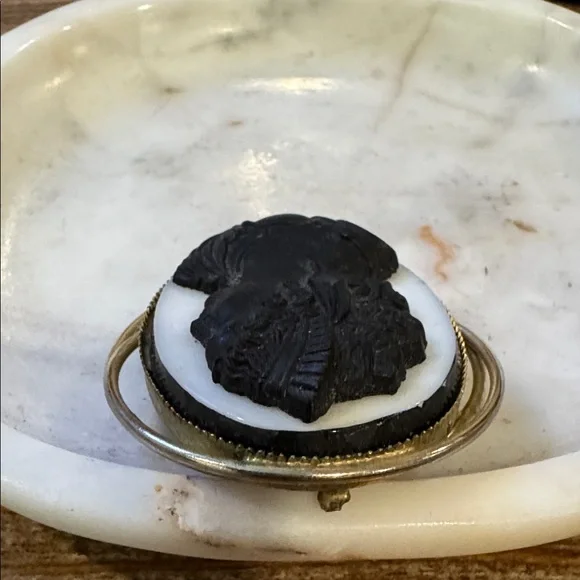 Elegant Black and White Vintage Cameo Brooch - Picture 5 of 5